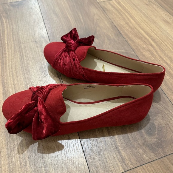 Size 8, red flats with bows - Picture 4 of 5